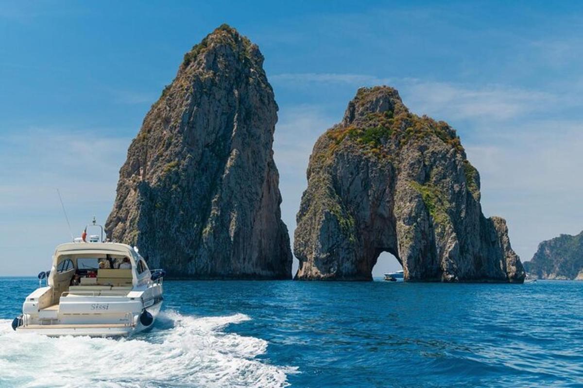 um barco na água com uma formação rochosa