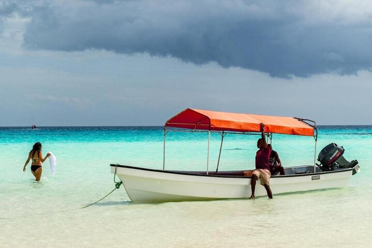 seorang pria dan seorang wanita di atas perahu di pantai