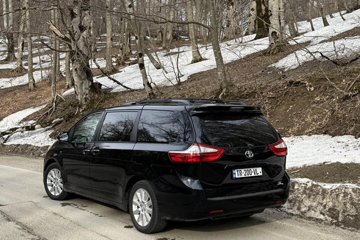 tee äärde pargitud must auto