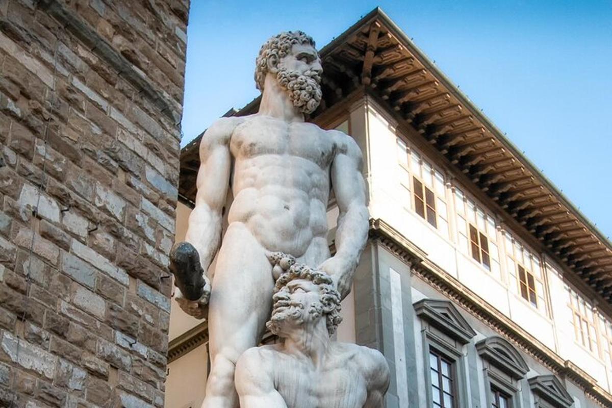 una statua di un uomo in piedi davanti a un edificio