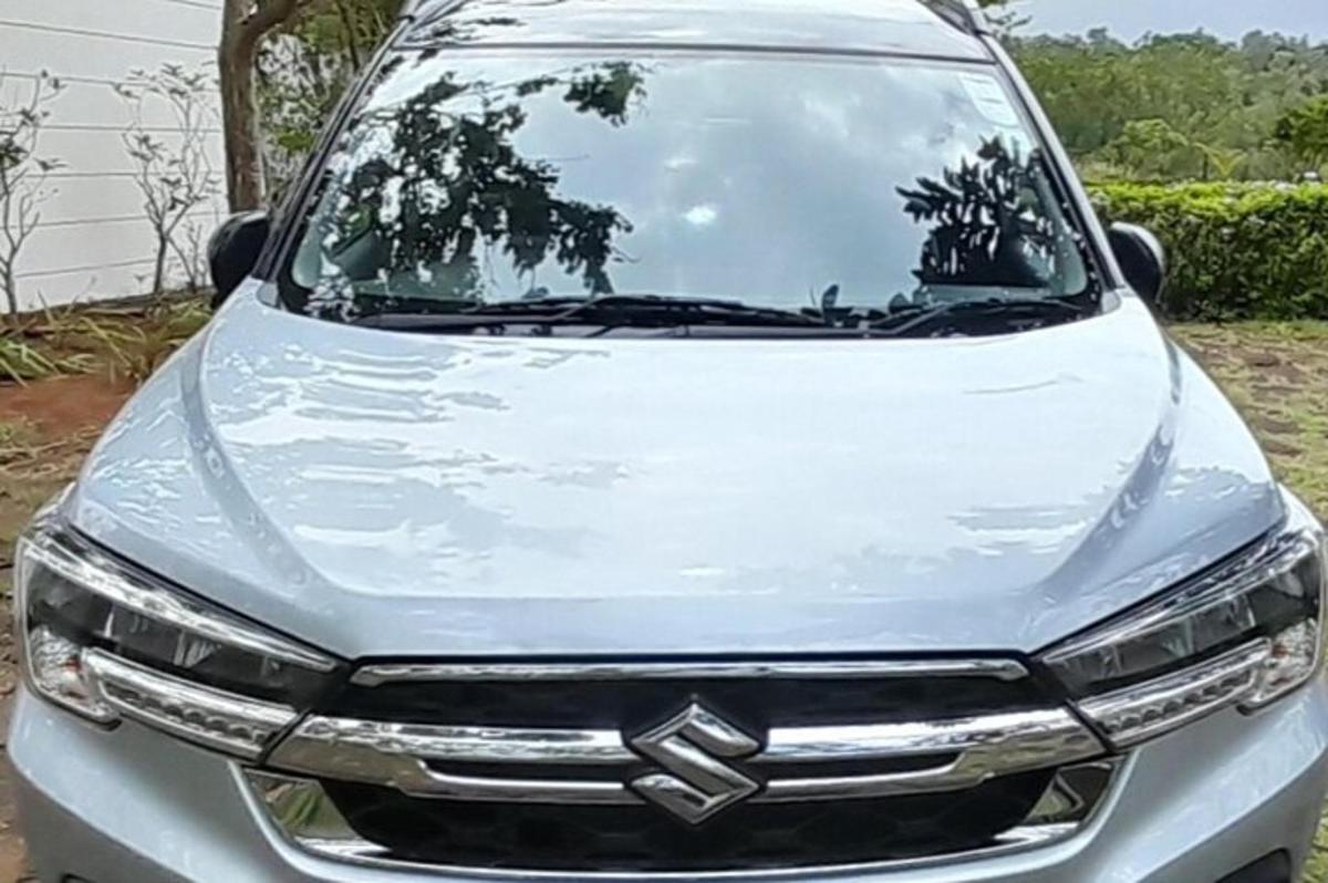 um carro branco está estacionado em uma garagem