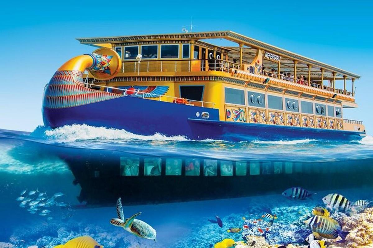 una barca sull'oceano con pesci nell'acqua