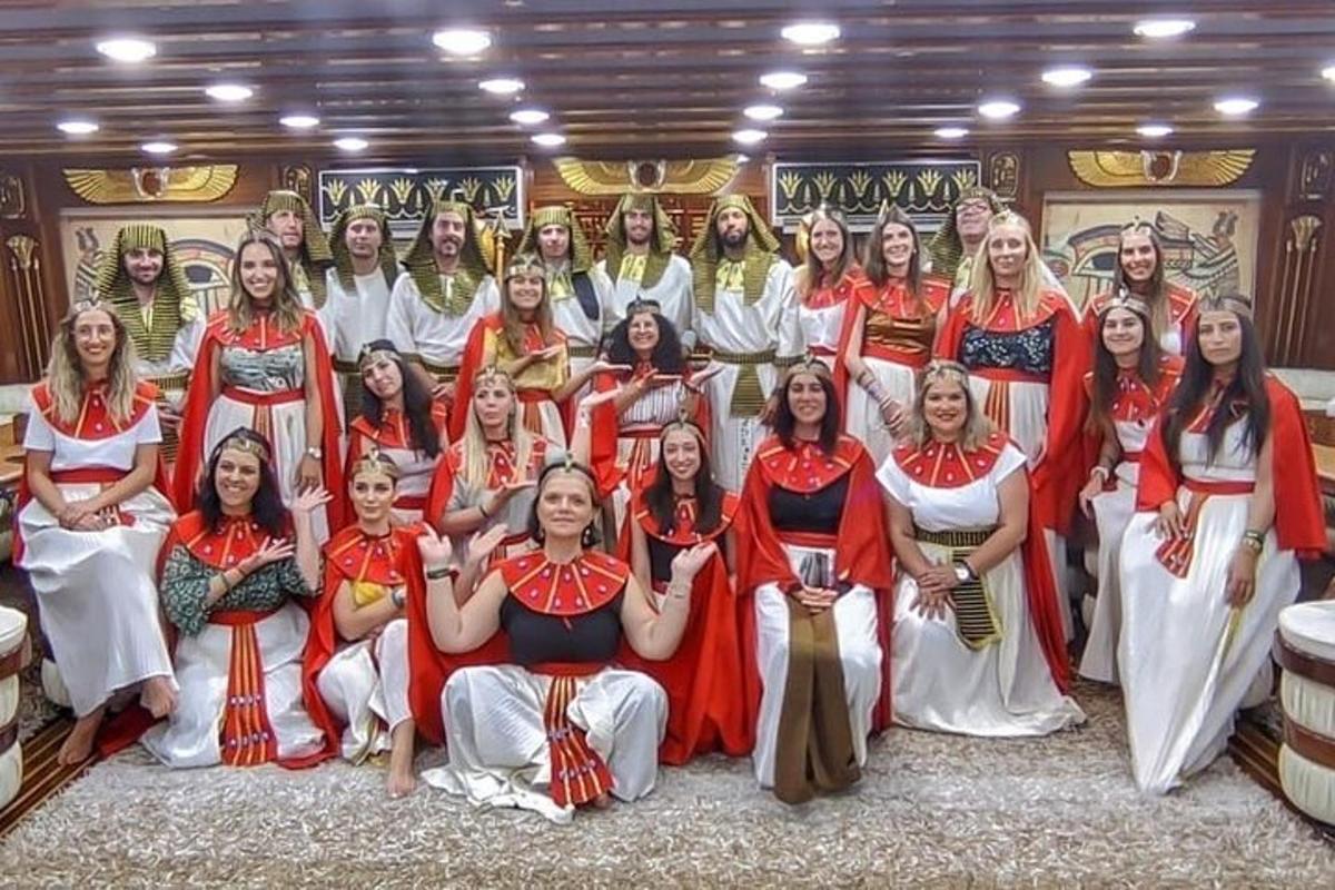 група жінок у сукнях позують для фотографії