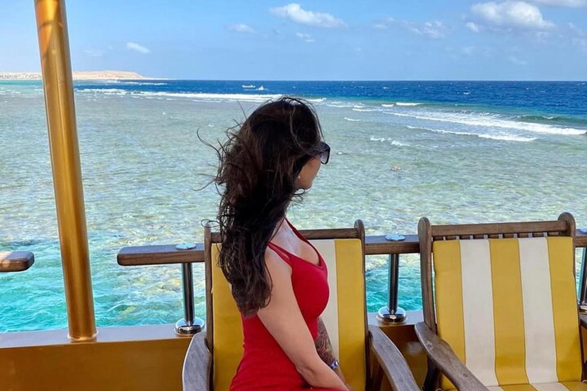 una donna seduta su una sedia che guarda l'oceano
