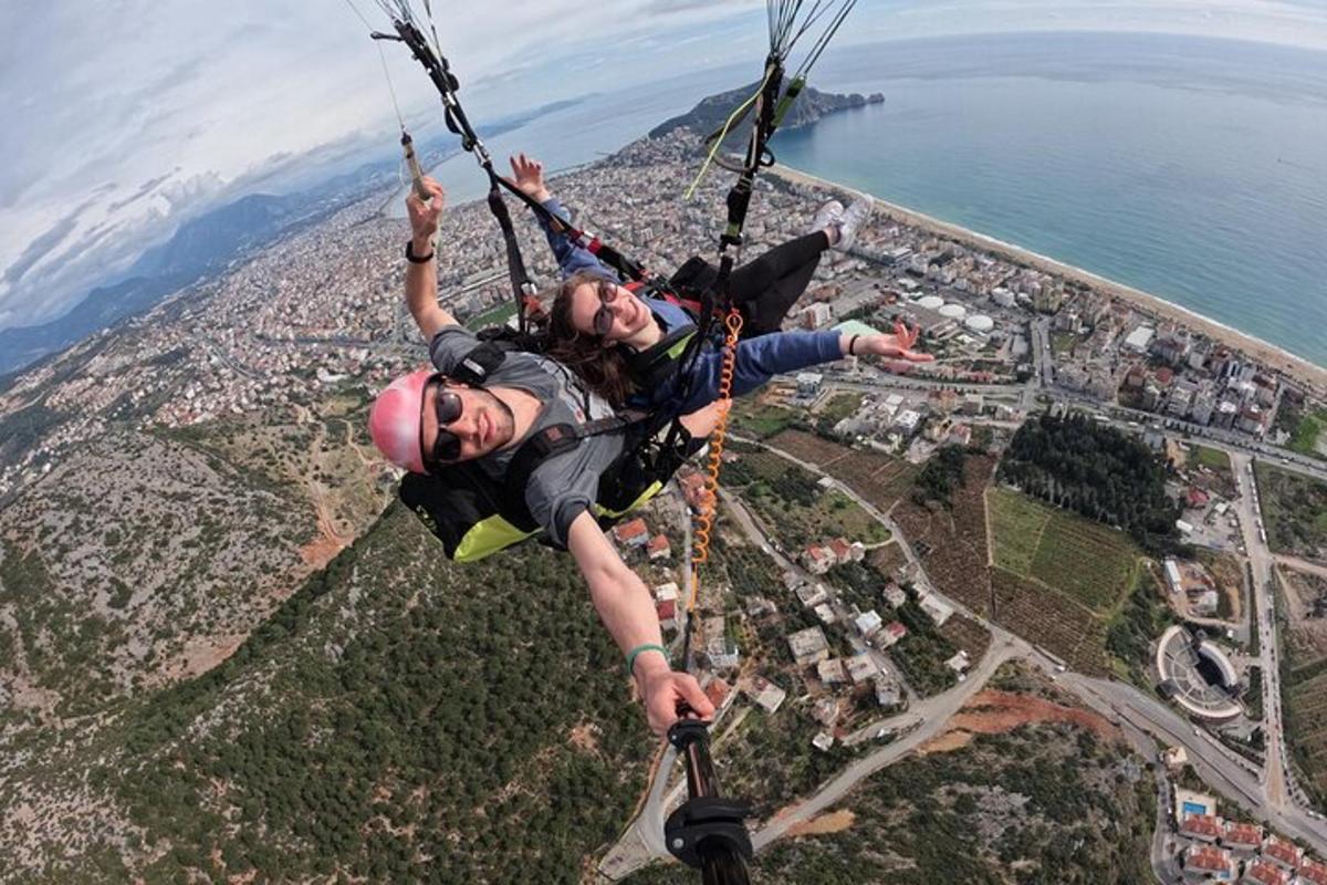 ένας άνδρας και μια γυναίκα κρεμασμένες από αλεξίπτωτο