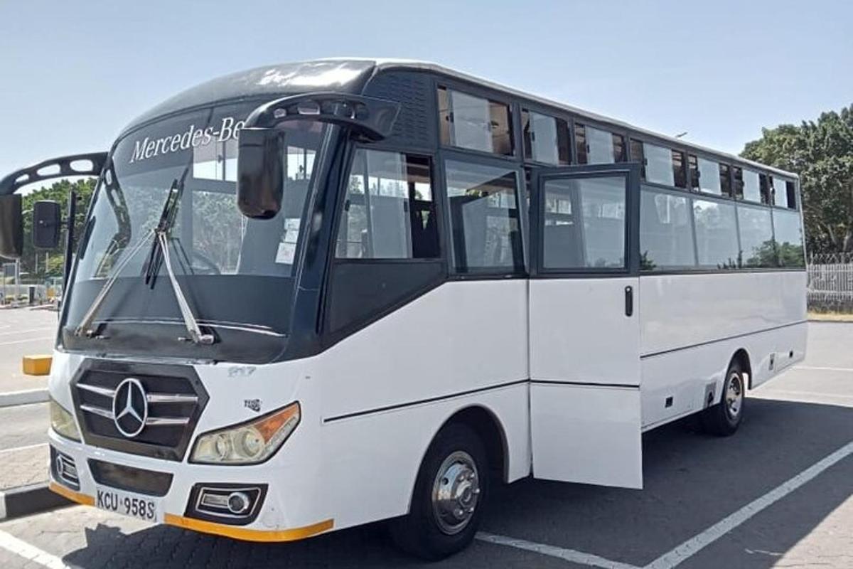bus putih diparkir di tempat parkir
