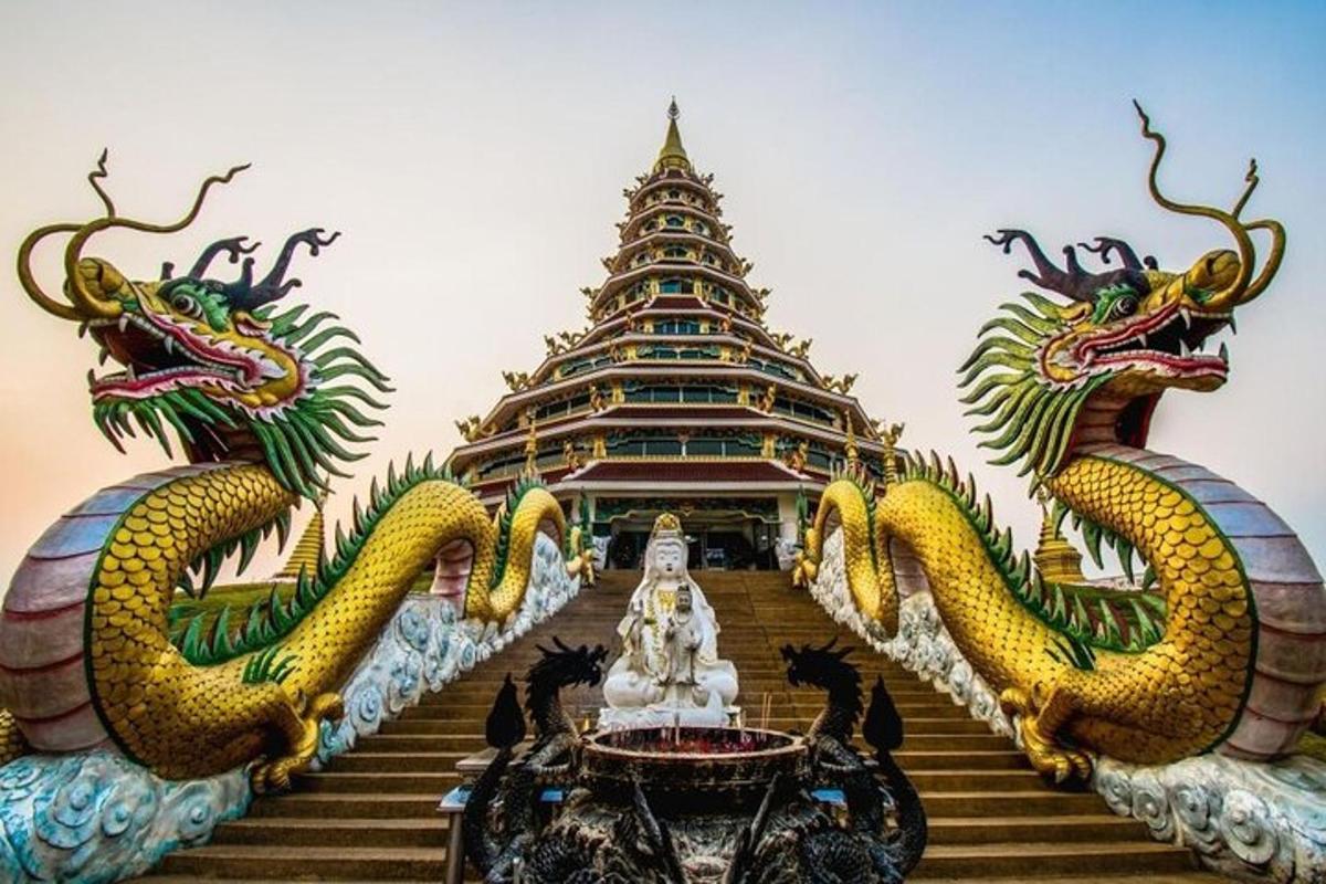 Un gran edificio con dos dragones en las escaleras.