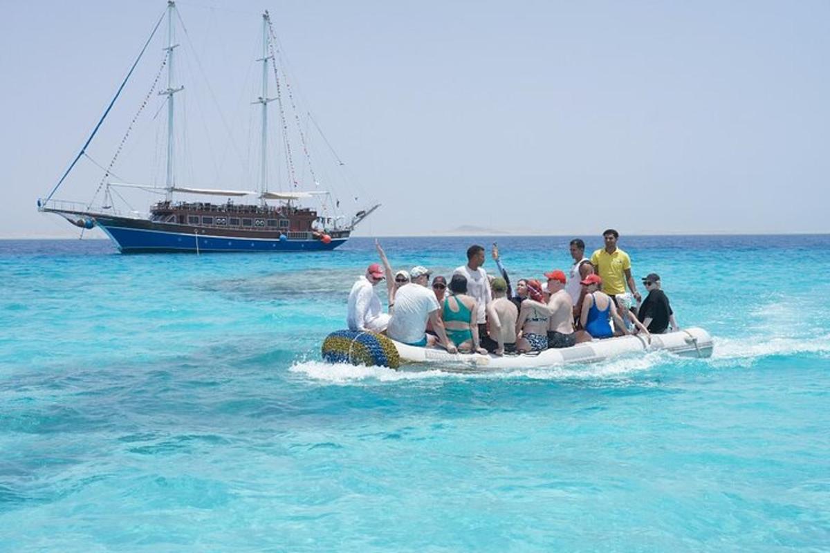 een groep mensen op een vlot in het water met een boot