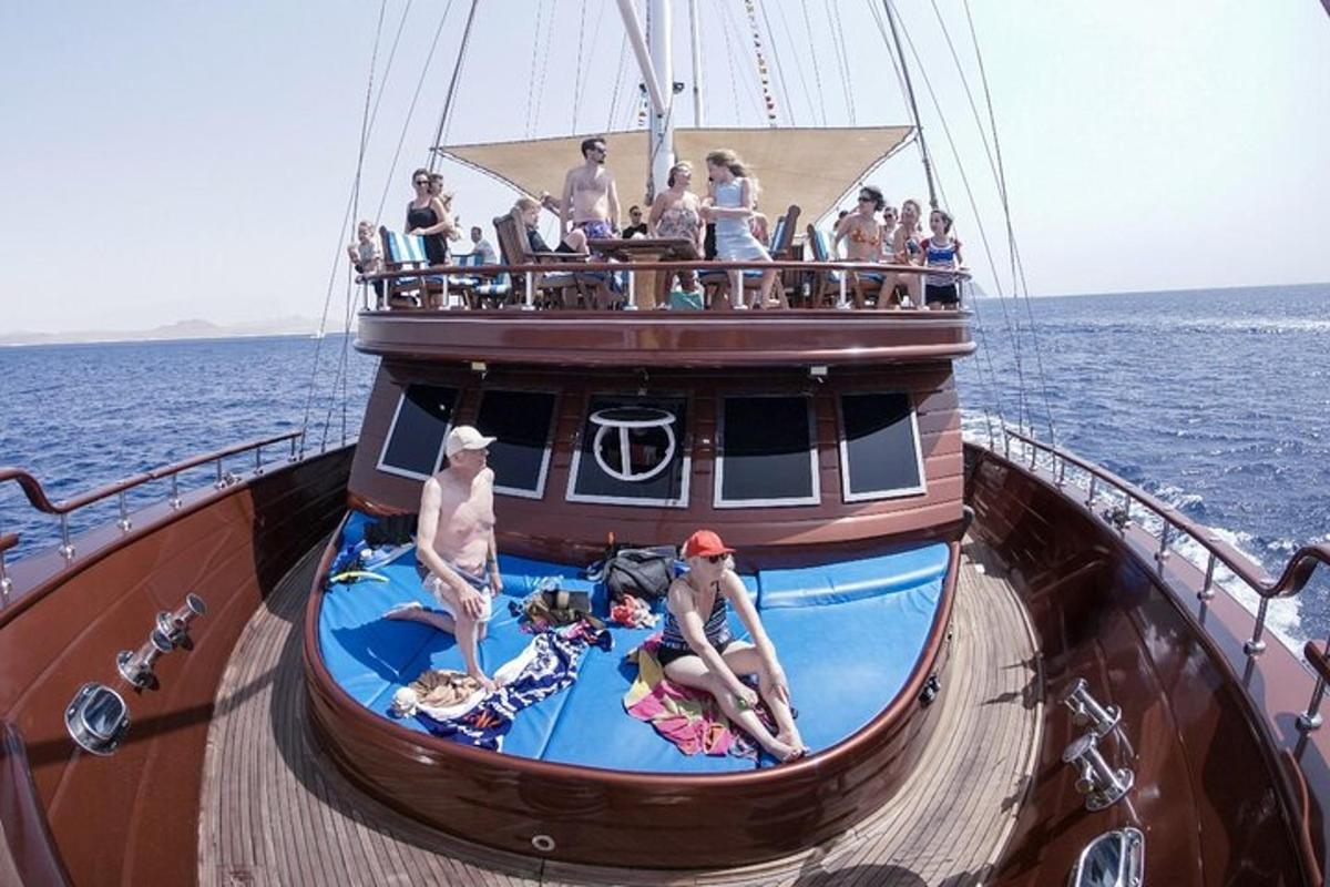 um grupo de pessoas em um barco na água