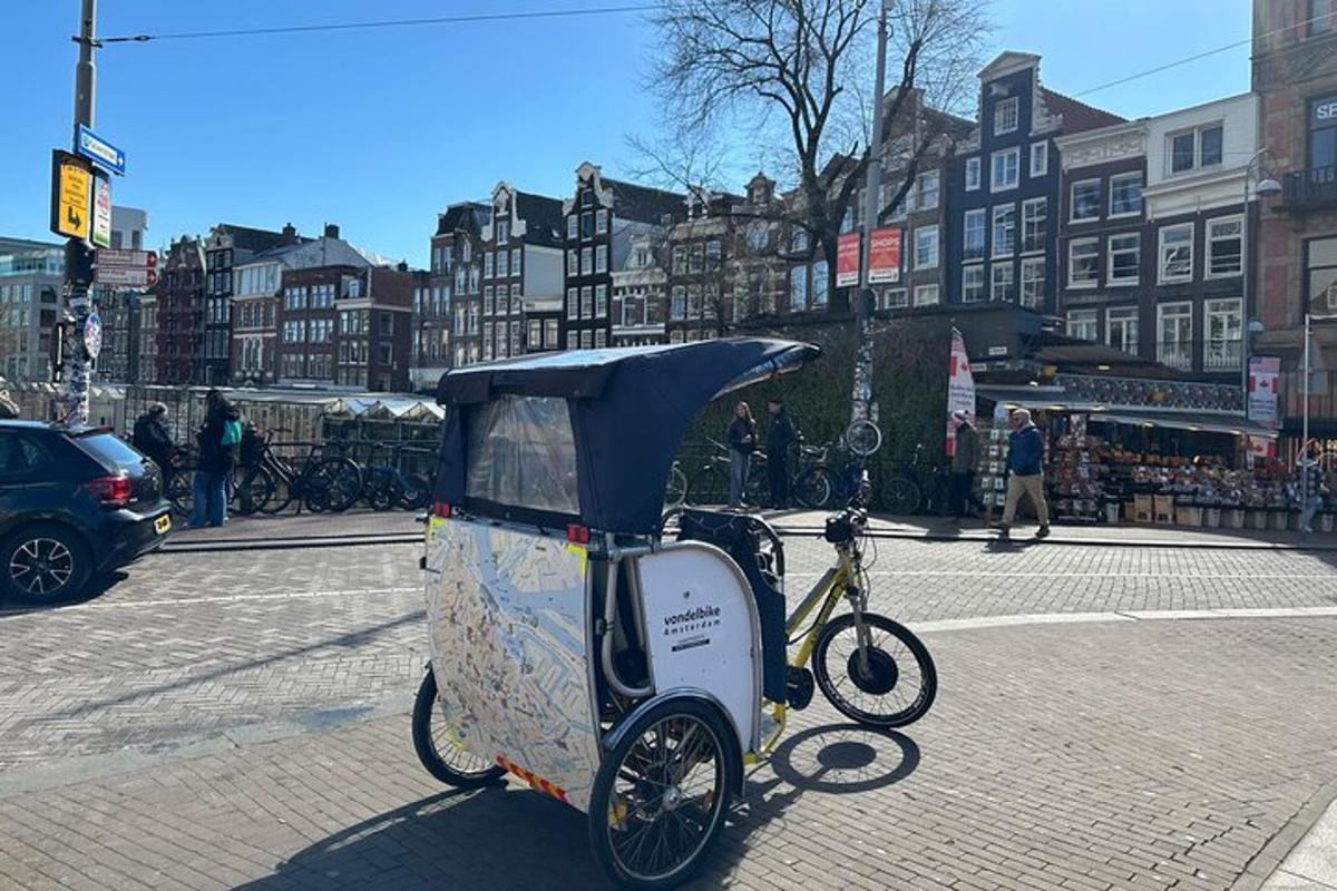 kenderaan yang diletakkan di jalan bersebelahan dengan basikal
