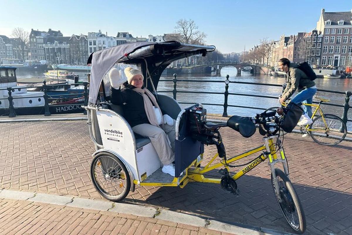 kona situr í rickshaw