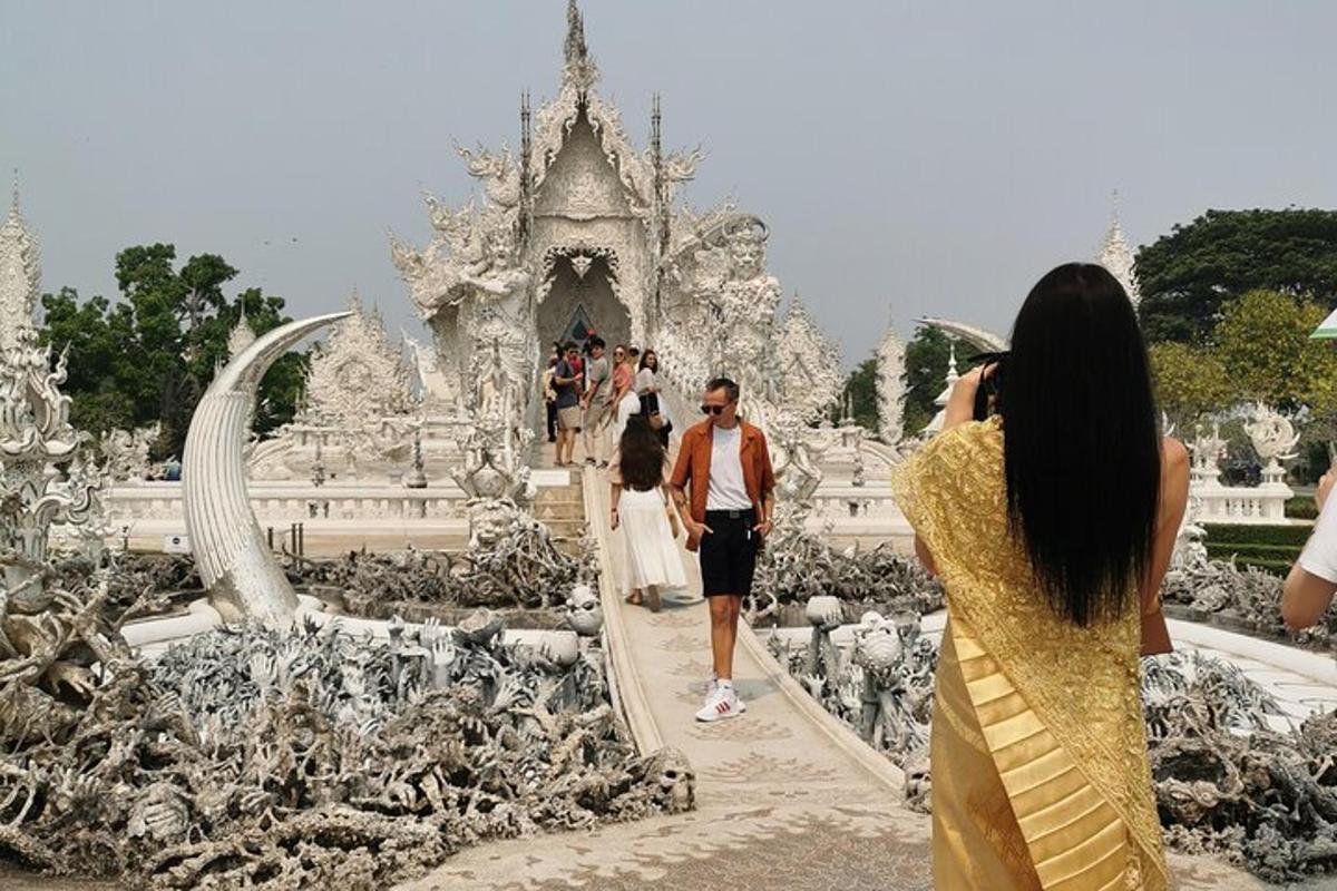 una donna che scatta una foto a un uomo che cammina in un tempio