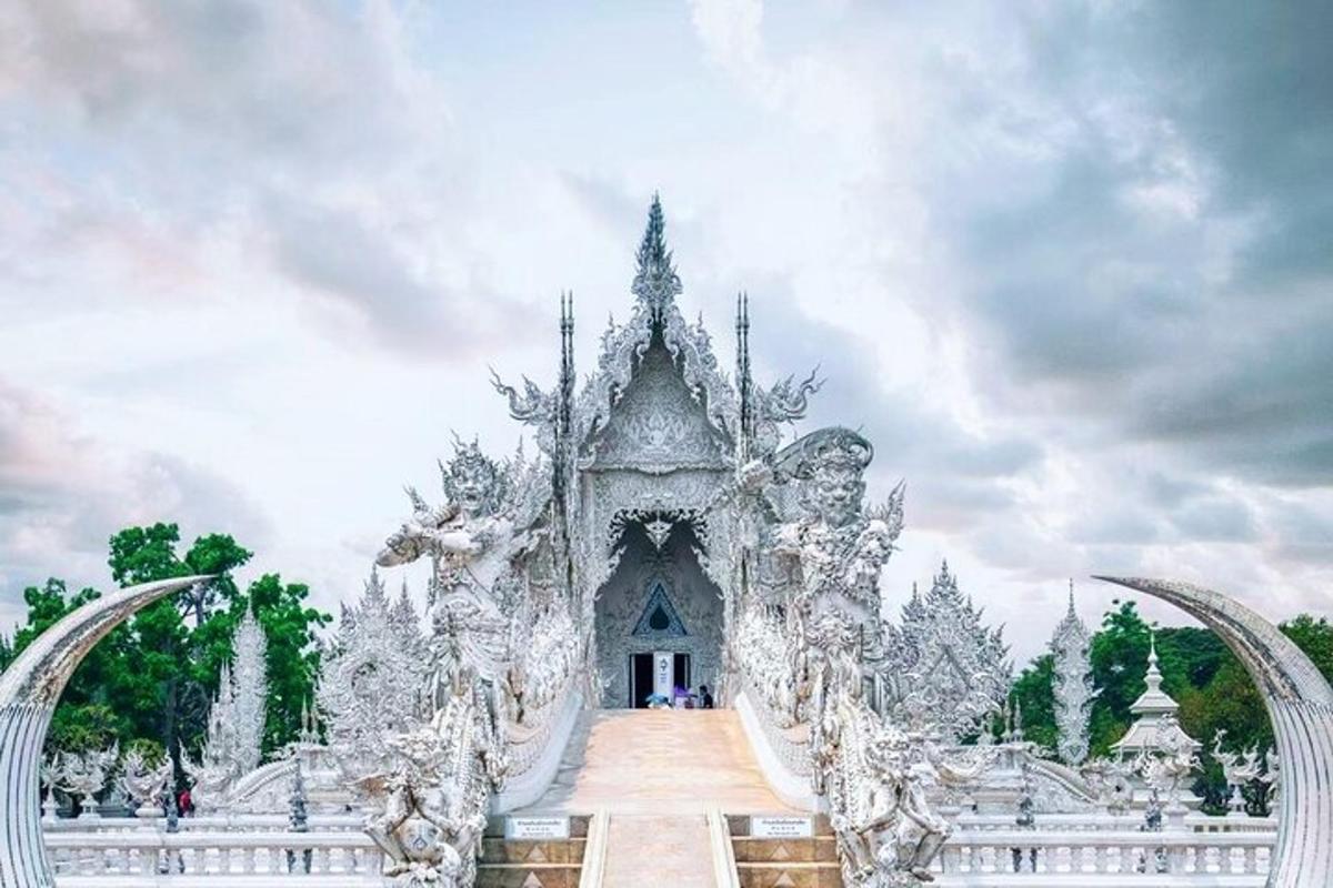 un tempio bianco con un edificio al centro