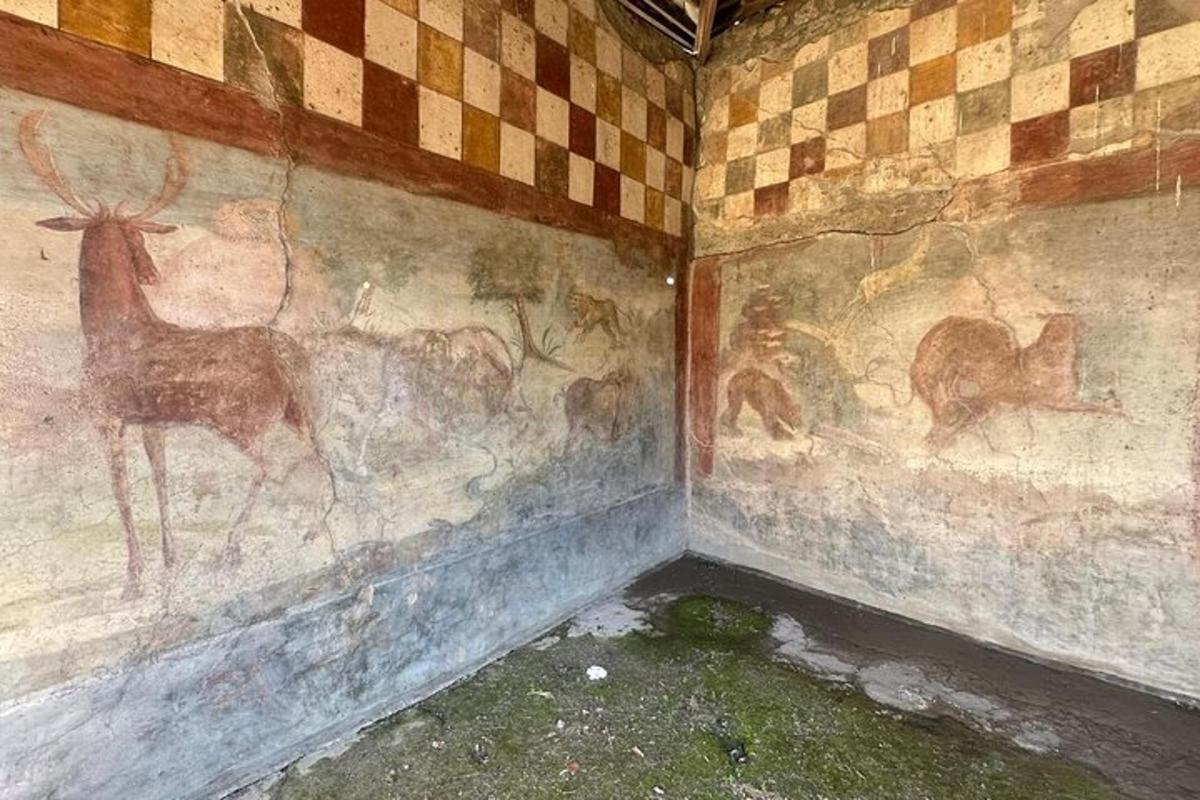 uma sala com pinturas nas paredes de um edifício