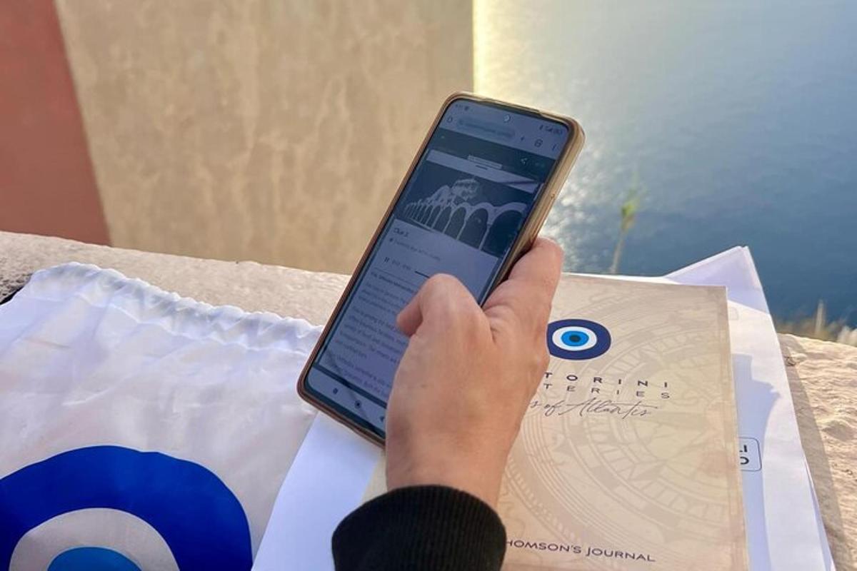una persona che tiene in mano un telefono cellulare