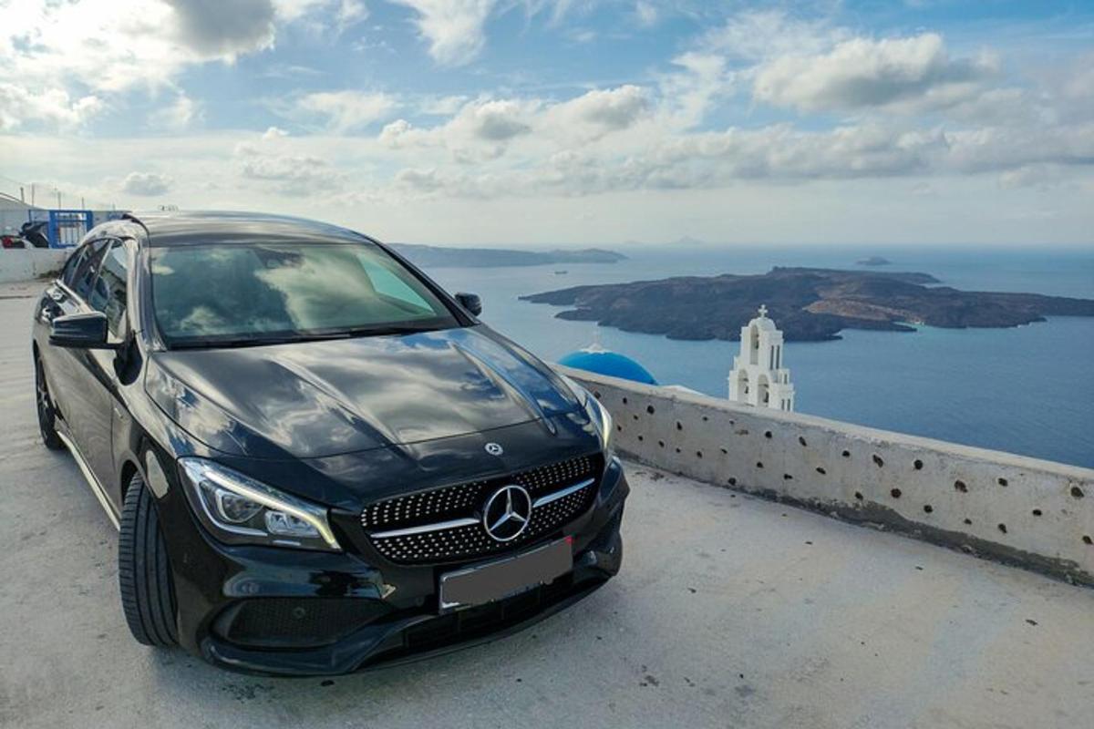 un'auto parcheggiata sul ciglio di una strada vicino all'oceano