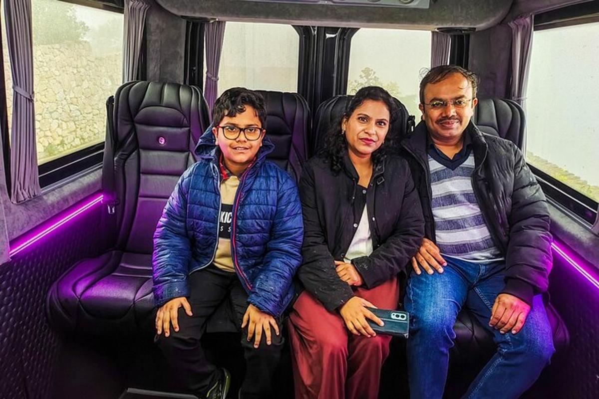 un gruppo di tre persone sedute su un autobus