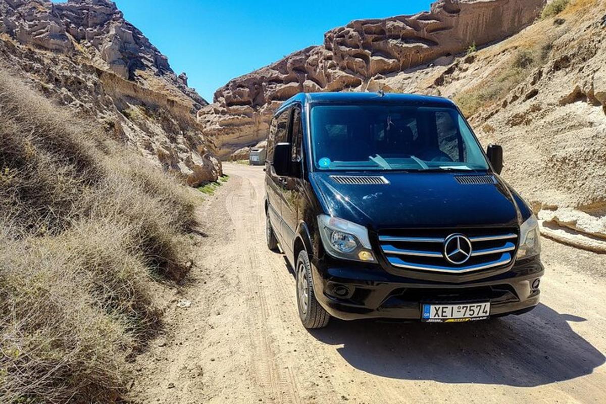 un camion blu è parcheggiato su una strada sterrata