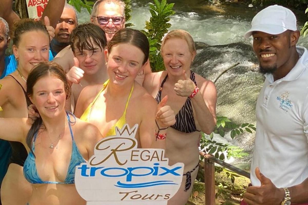 un grup de persones en banyador posant per a una foto
