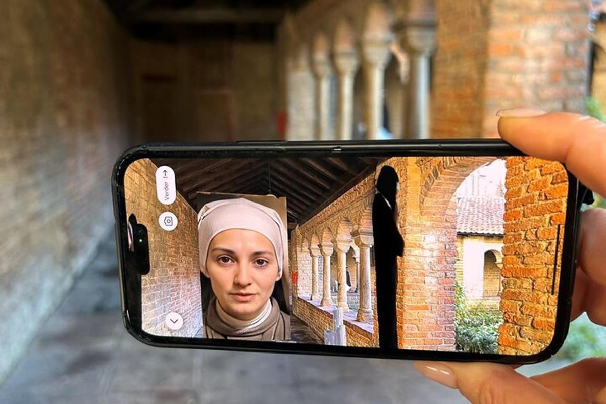 osoba držící obrázek jeptišky