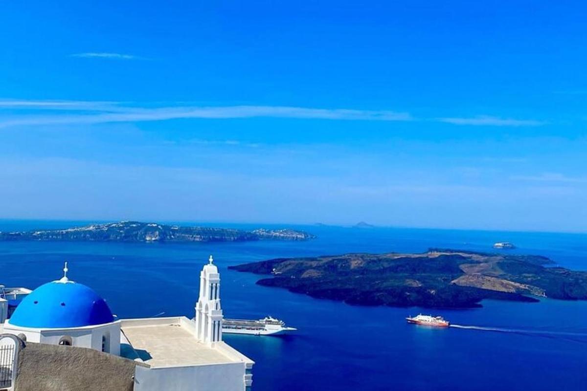 bílá budova s modrou kopulí a oceánem