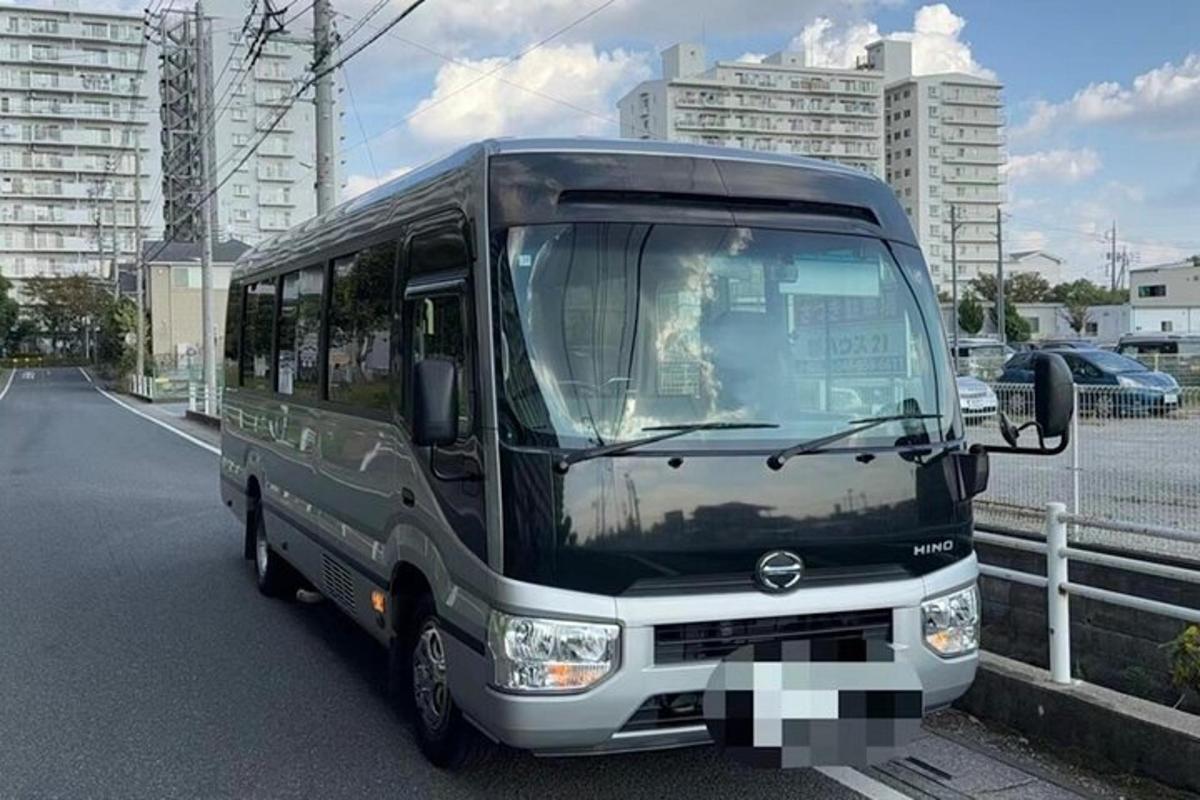 ένα λεωφορείο κινείται στον δρόμο