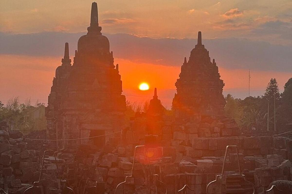 một nhóm đền thờ lúc hoàng hôn khi mặt trời lặn
