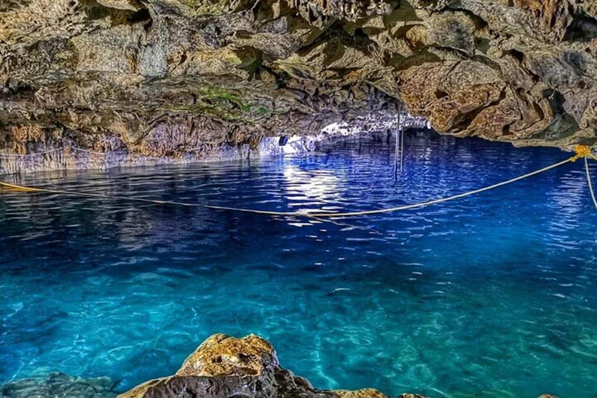 un bassal d'aigua blava en una cova
