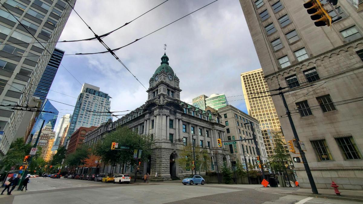 Un edificio antiguo con una torre de reloj en una ciudad.