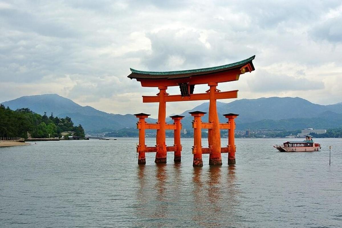 Oranžová brána torii ve vodě s lodí