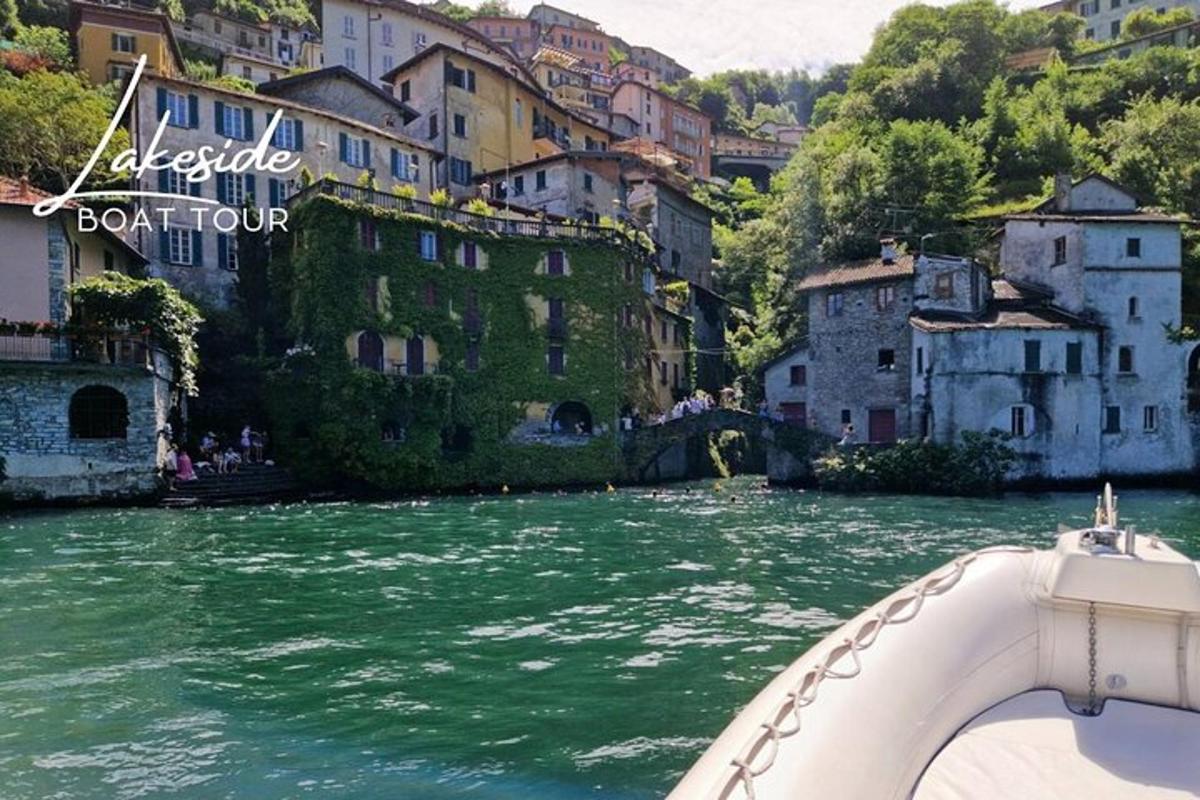 una barca in un fiume di fronte agli edifici