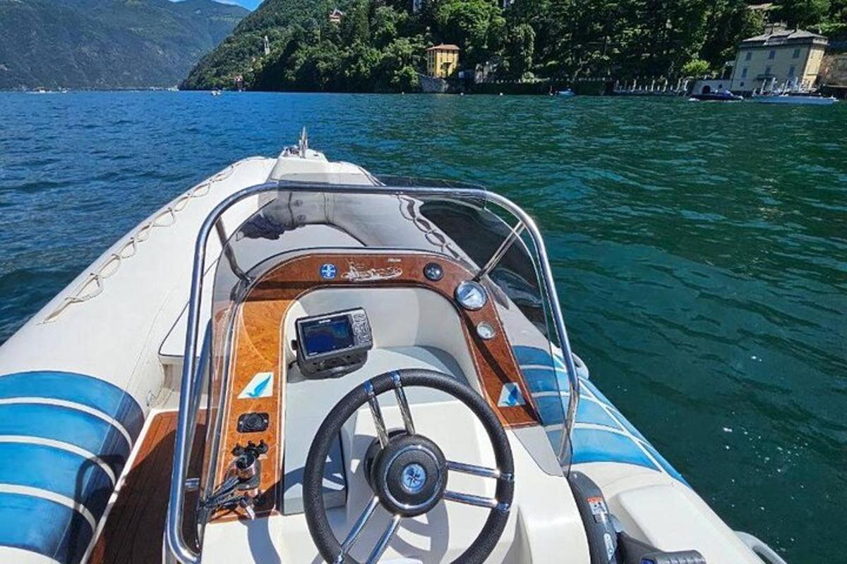 un bateau assis dans l'eau sur un lac