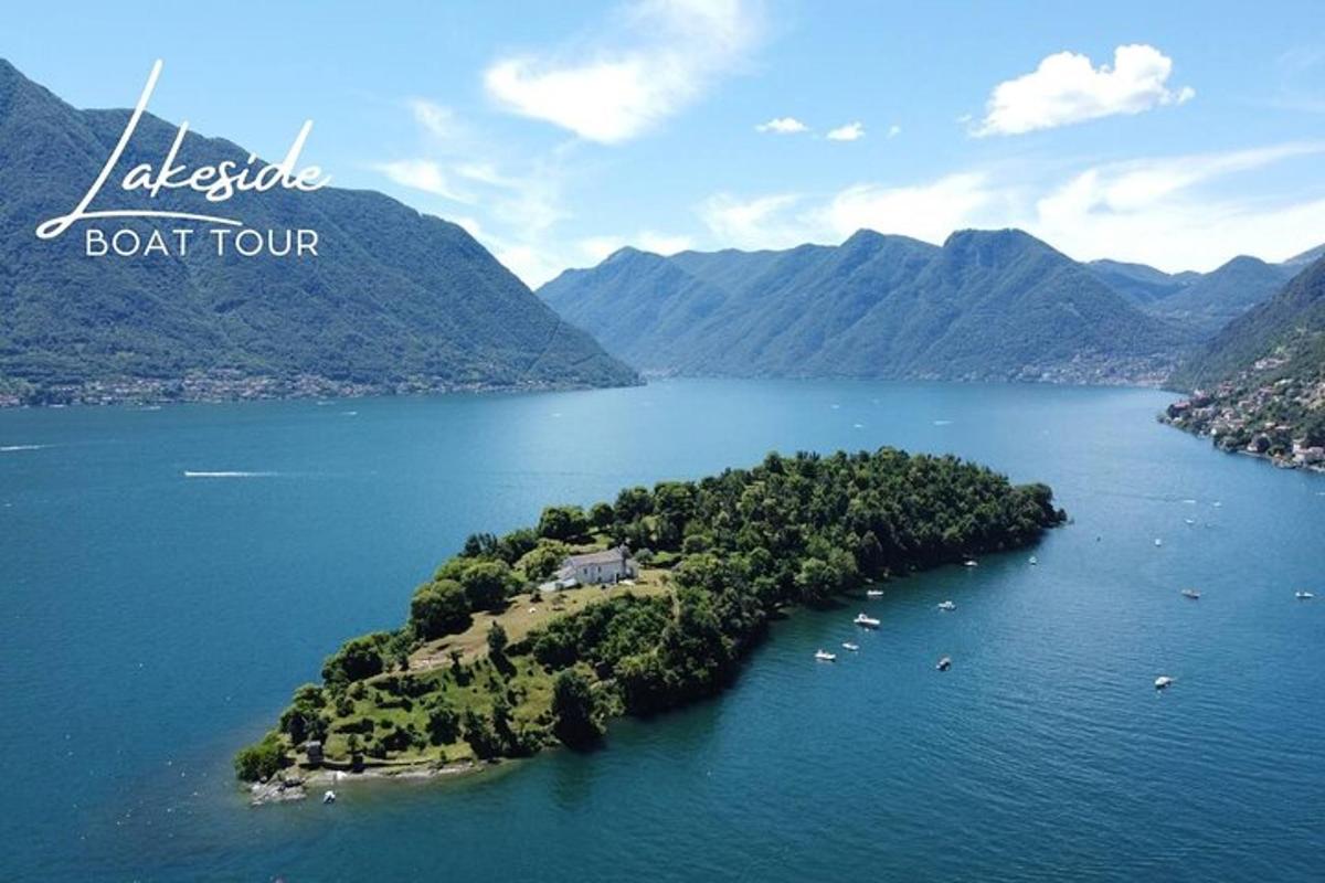 une île au milieu d'une grande étendue d'eau