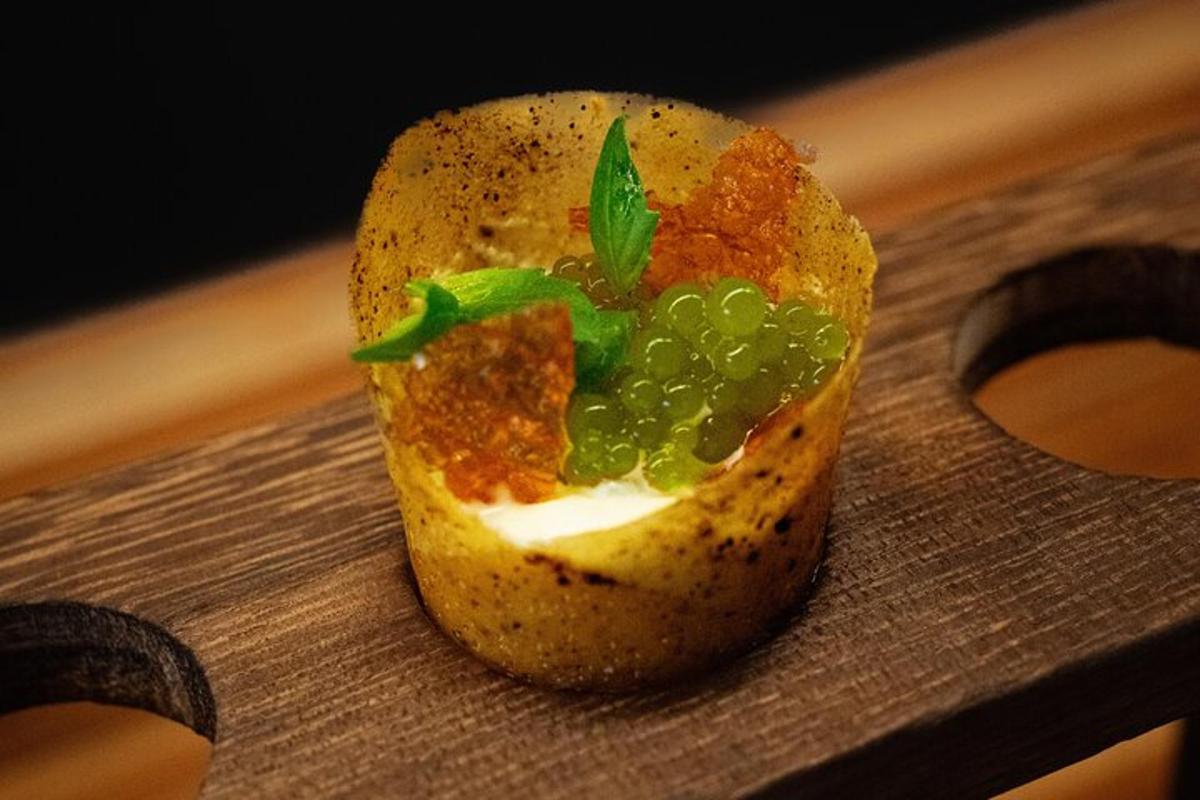 Un trozo de pan con verduras verdes encima.