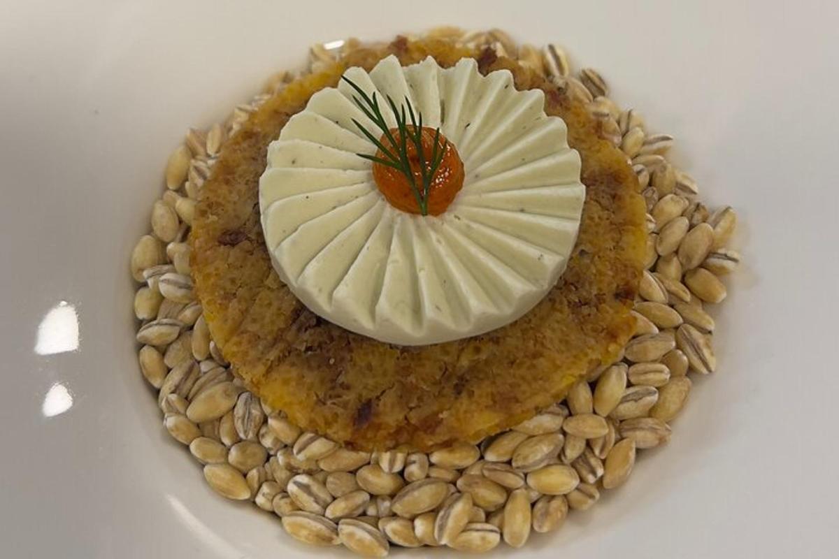 Un pastel en un plato con nueces encima