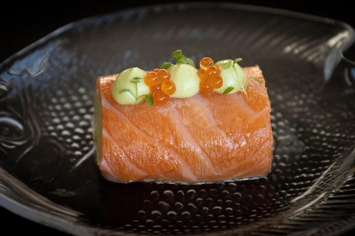 un tros de salmó amb fruita a sobre