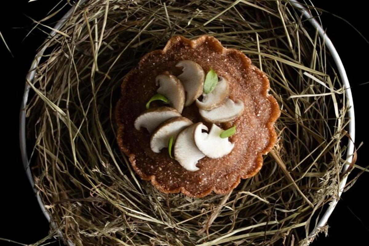 unes postres en una cistella amb bolets