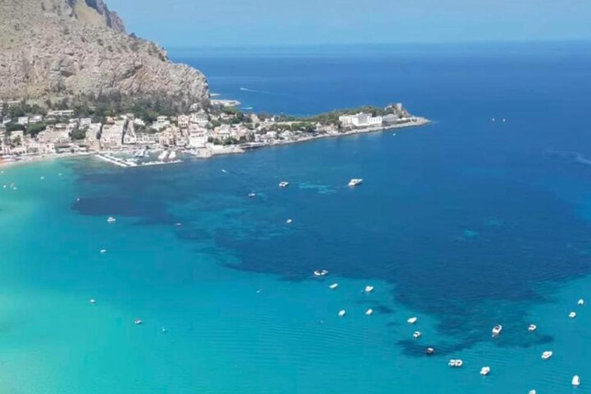 un grande specchio d'acqua con barche al suo interno