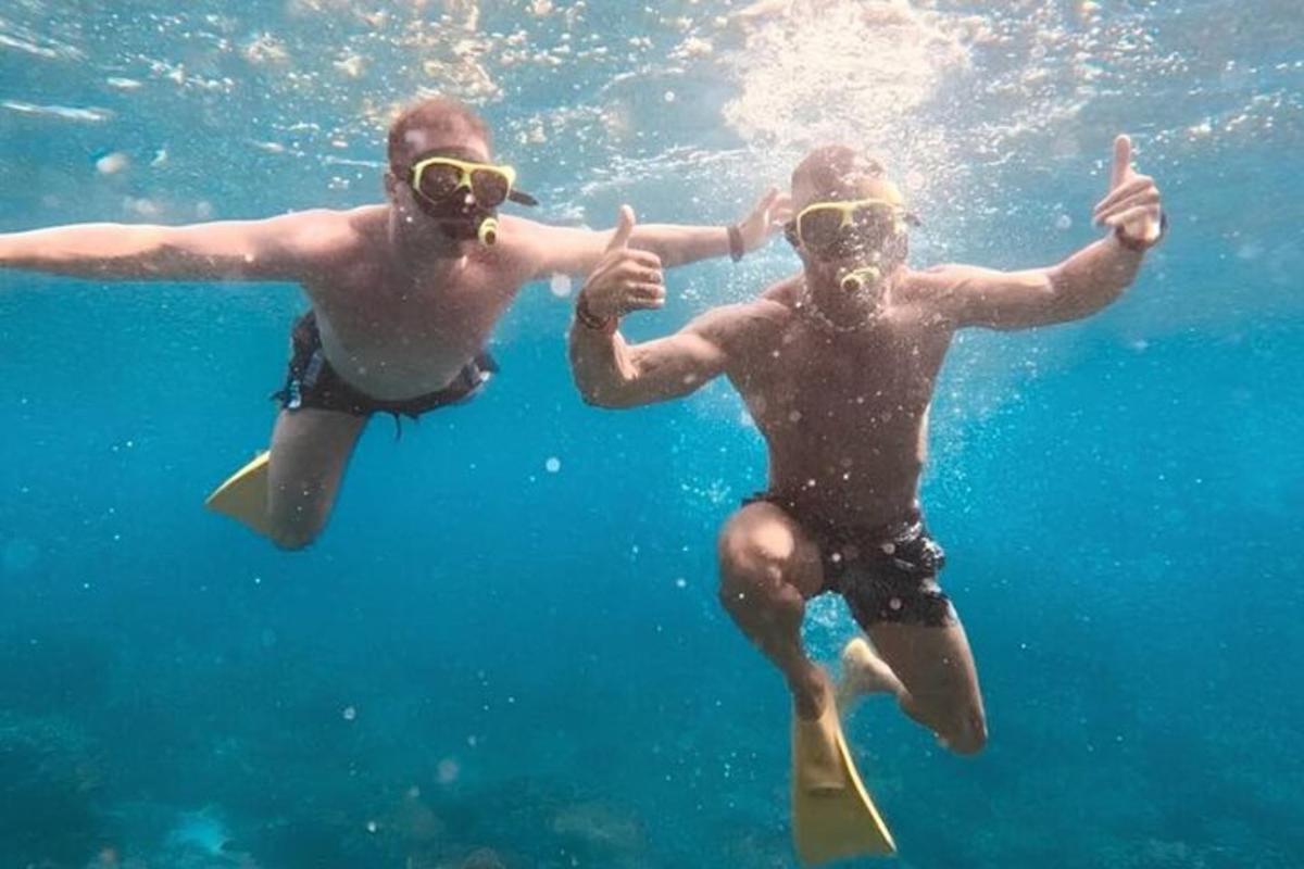 due uomini stanno nuotando nell'acqua