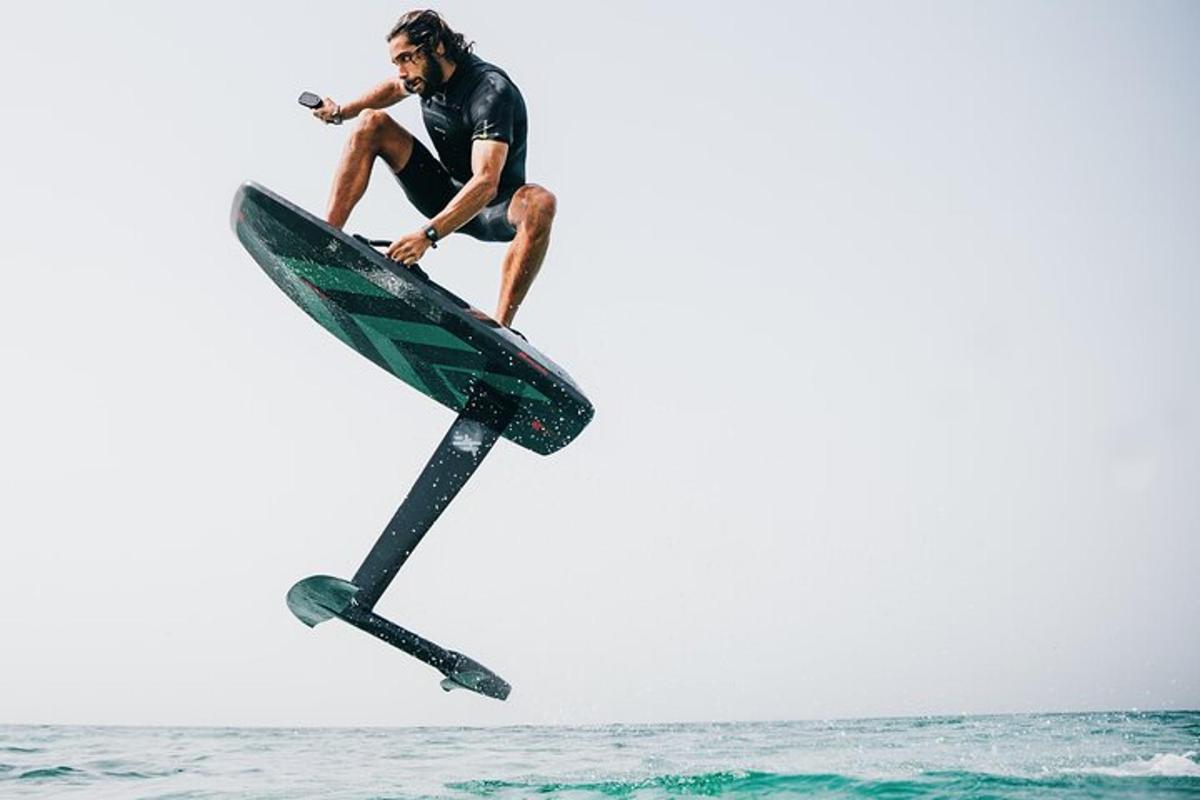 Un hombre en una tabla de surf de remo en el océano