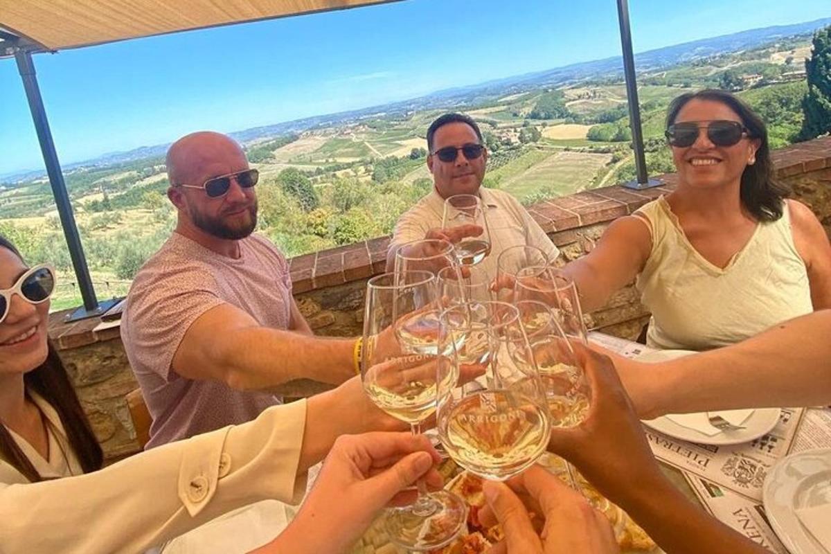 un grup de oameni așezați la o masă cu pahare de vin