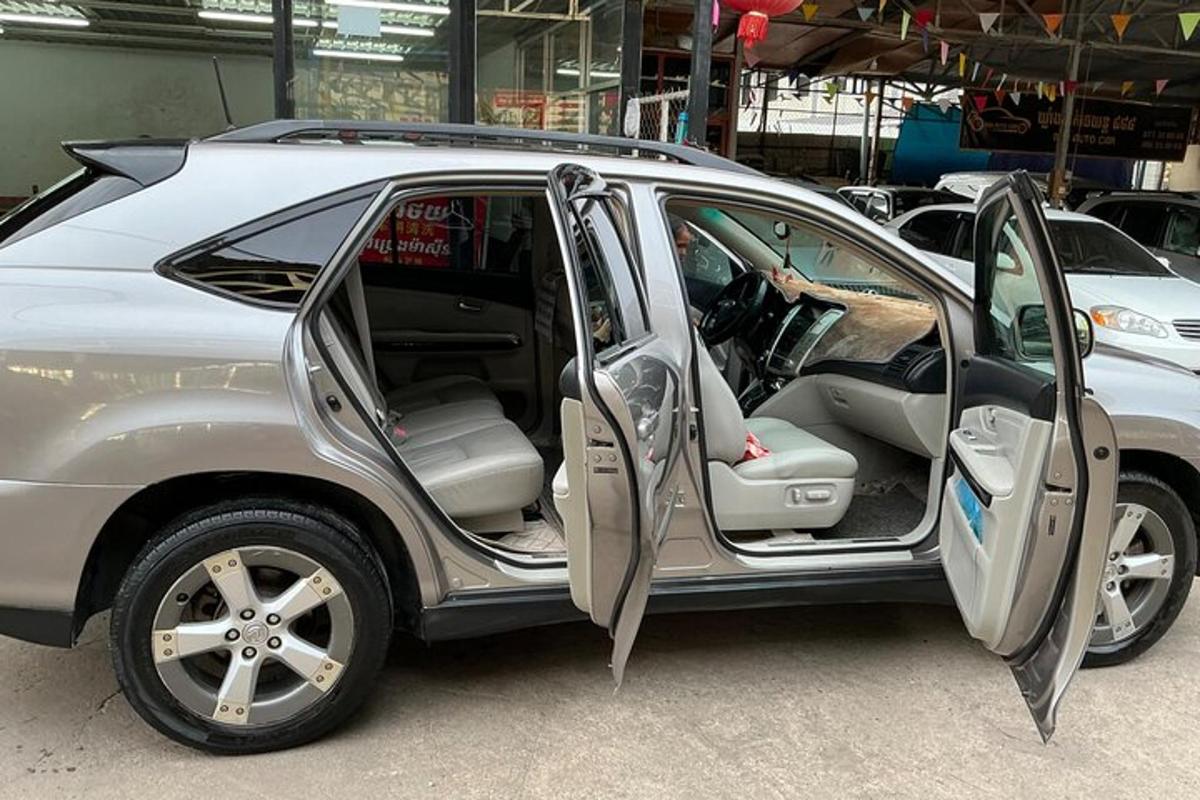mobil perak dengan pintu terbuka di garasi