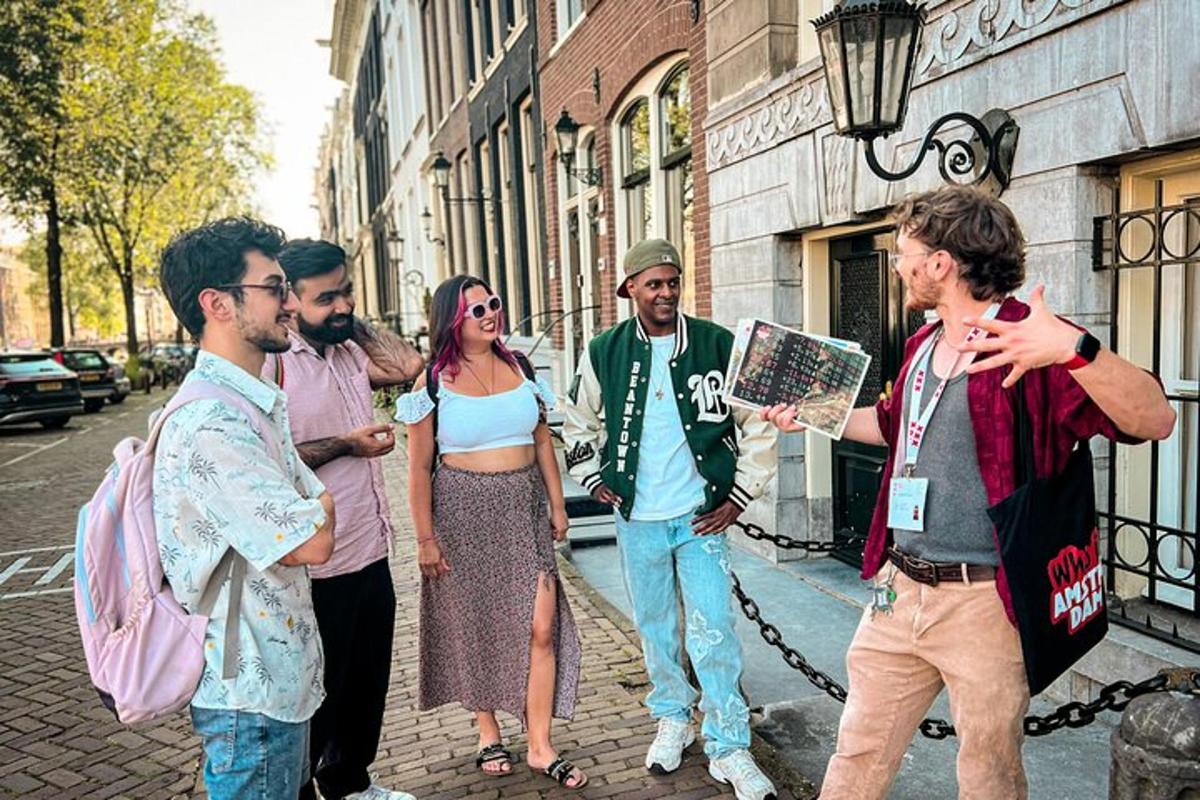 un grup de persones caminant per un carrer