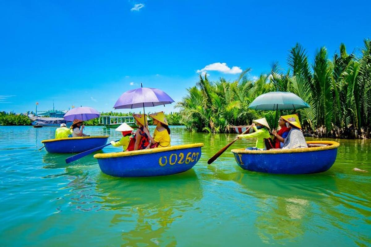 een groep mensen in boten op het water met parasols