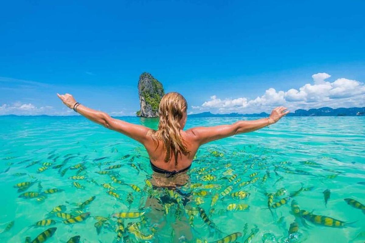 een vrouw in het water met haar armen uitgestrekt