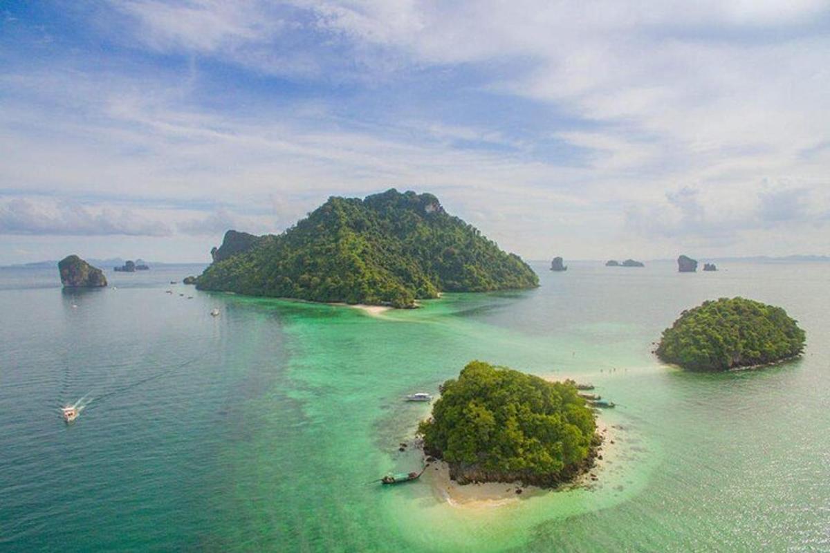 pemandangan udara pulau di lautan