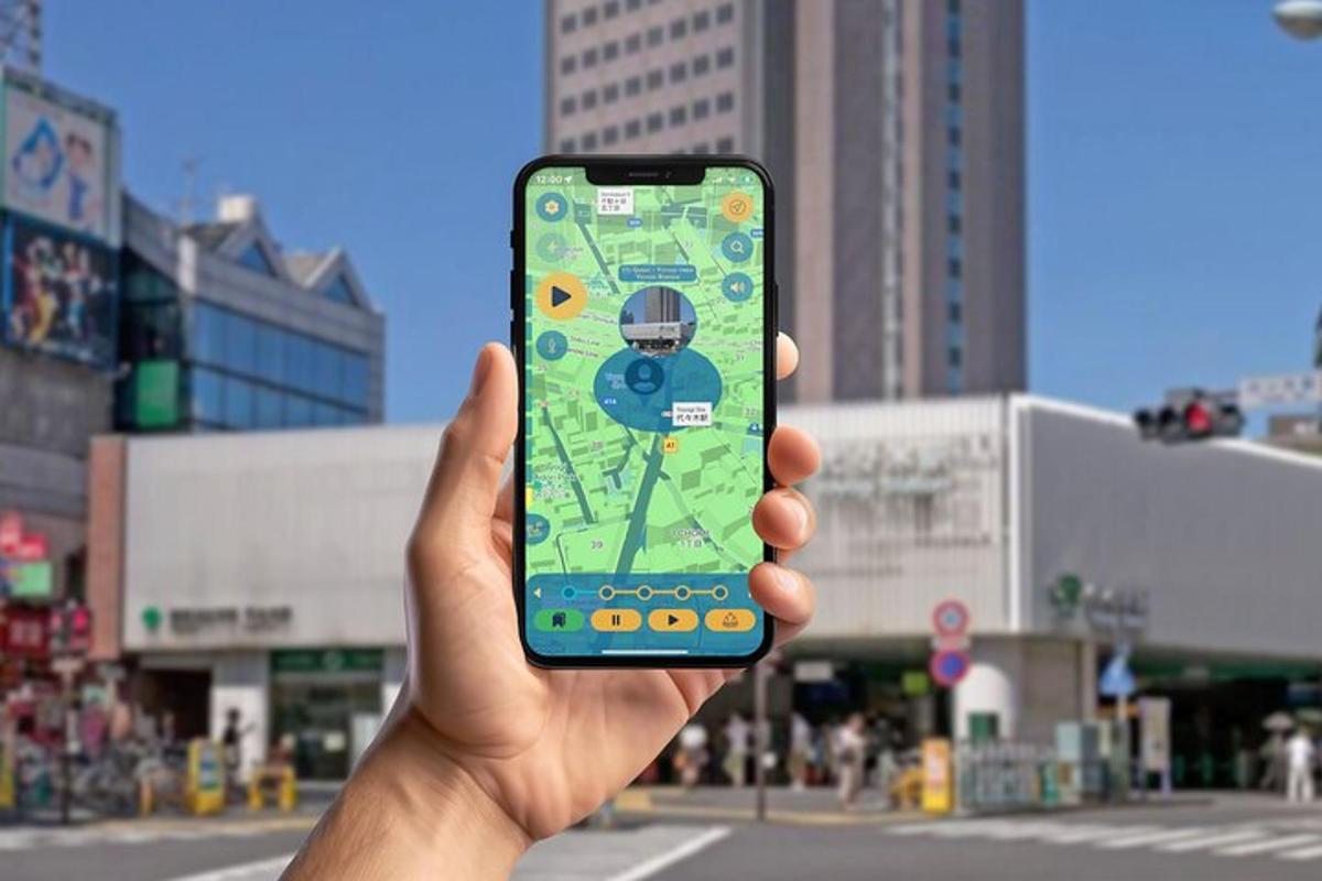 Una persona sosteniendo un teléfono celular en una ciudad.