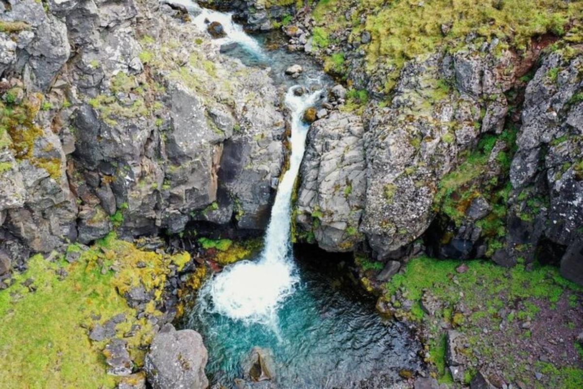 Loftmynd af fossi í ánni