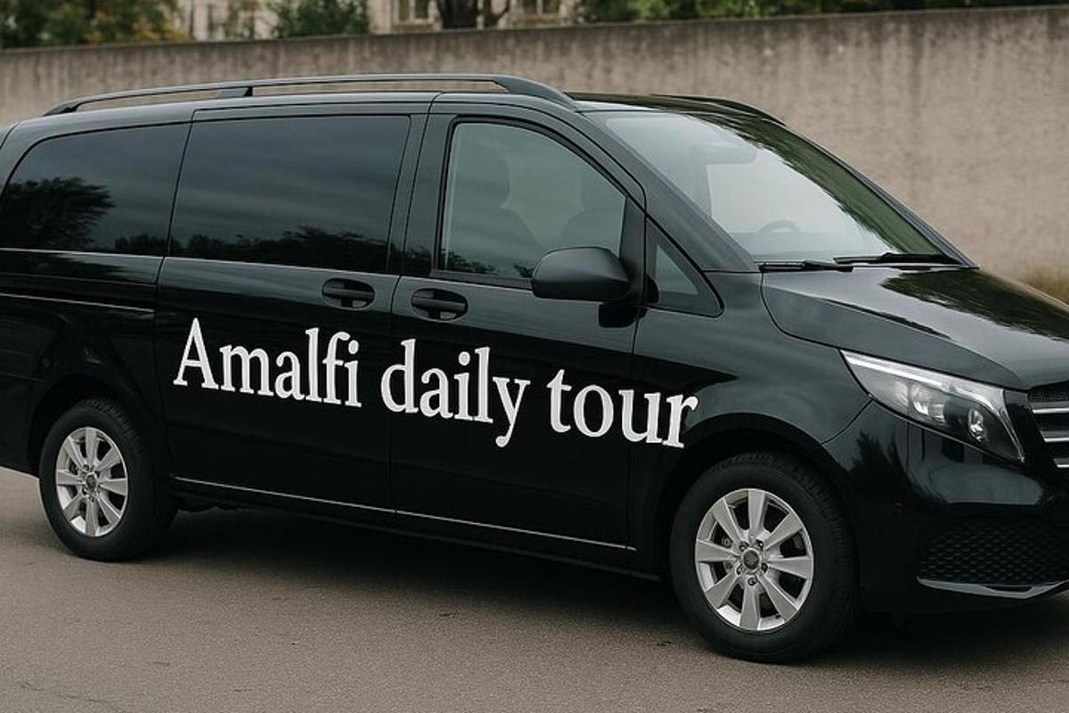 na njem je pisalo črno kombi z napisom "Witania daily tour"