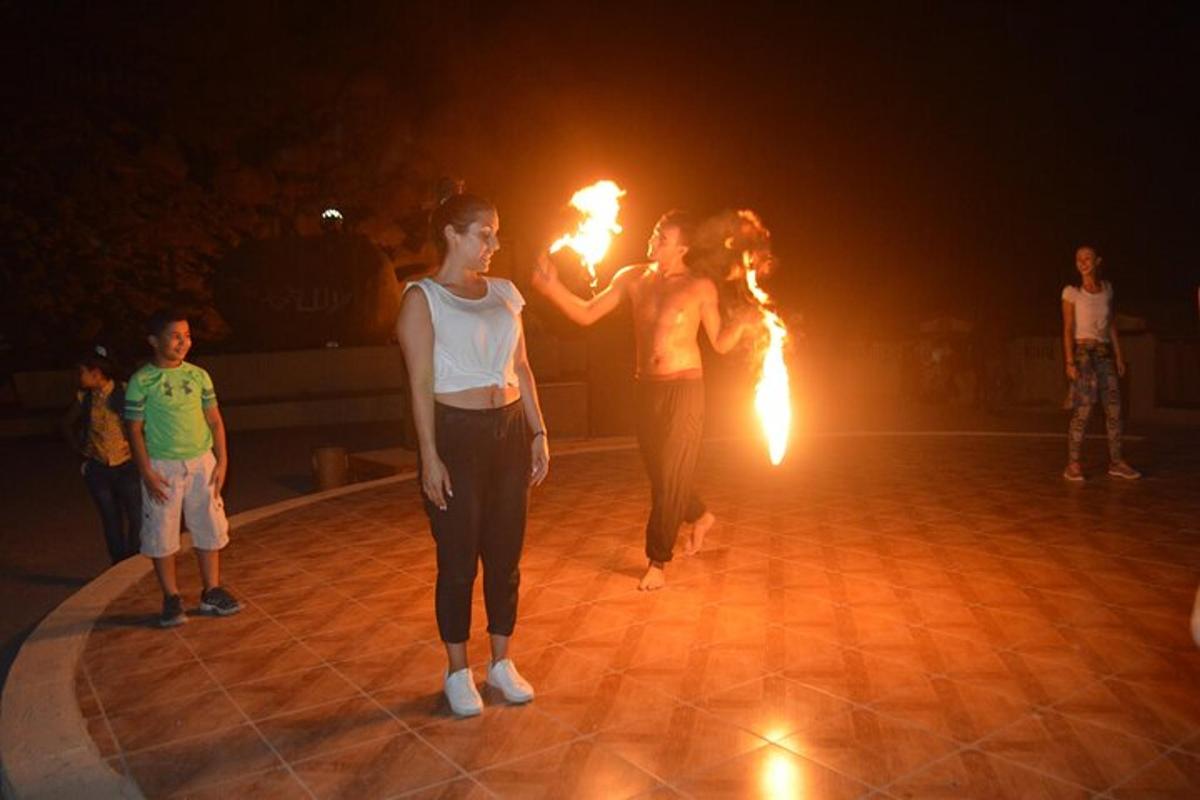 hai cô gái đang đứng trên sàn nhảy với ngọn lửa